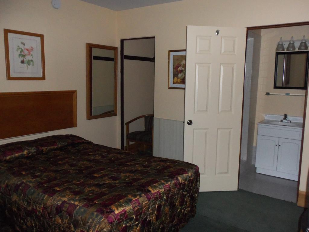 Glenview Motel Dubuque Exterior photo